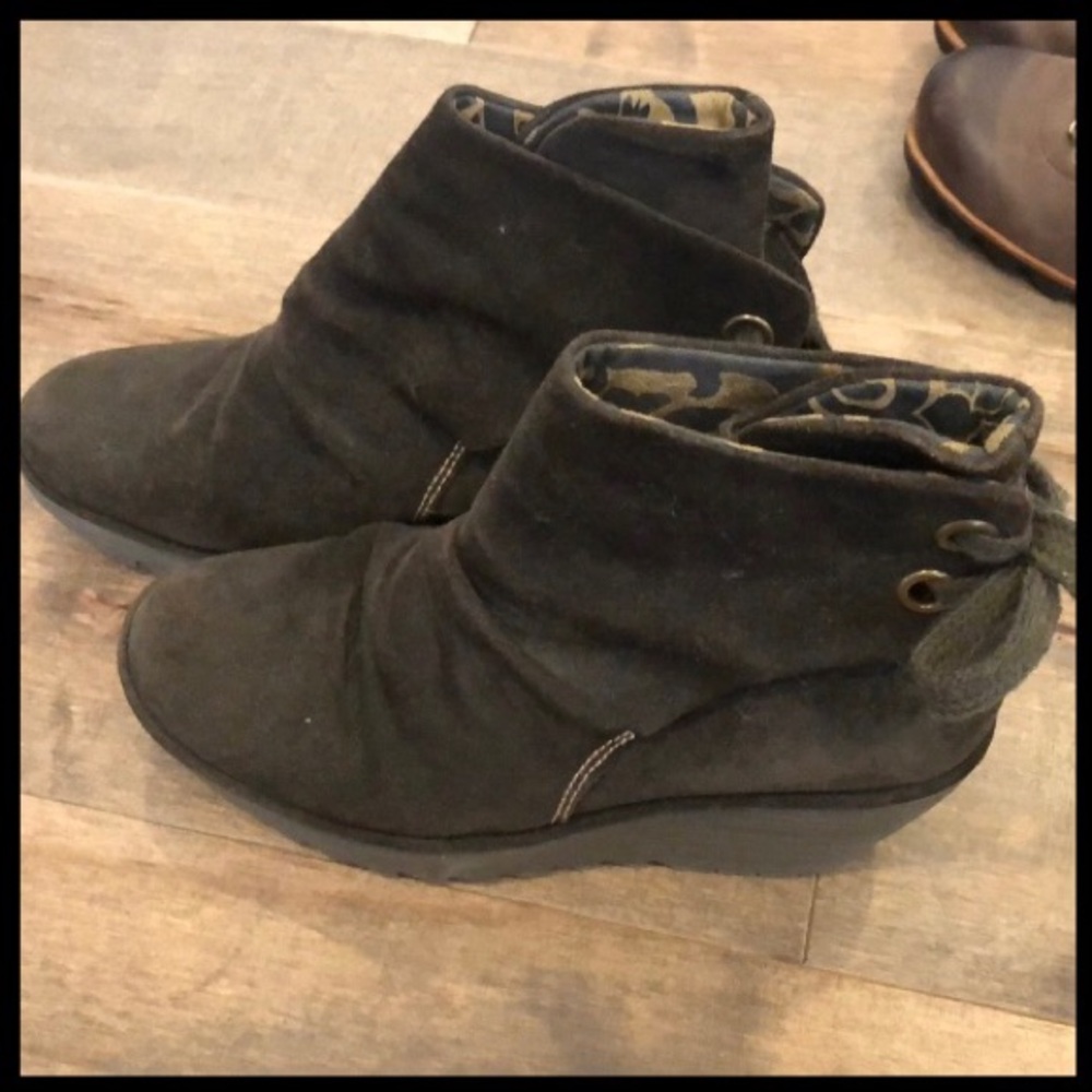 Hunter Green Fly London Suede Boots EUC